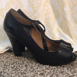 Black pumps